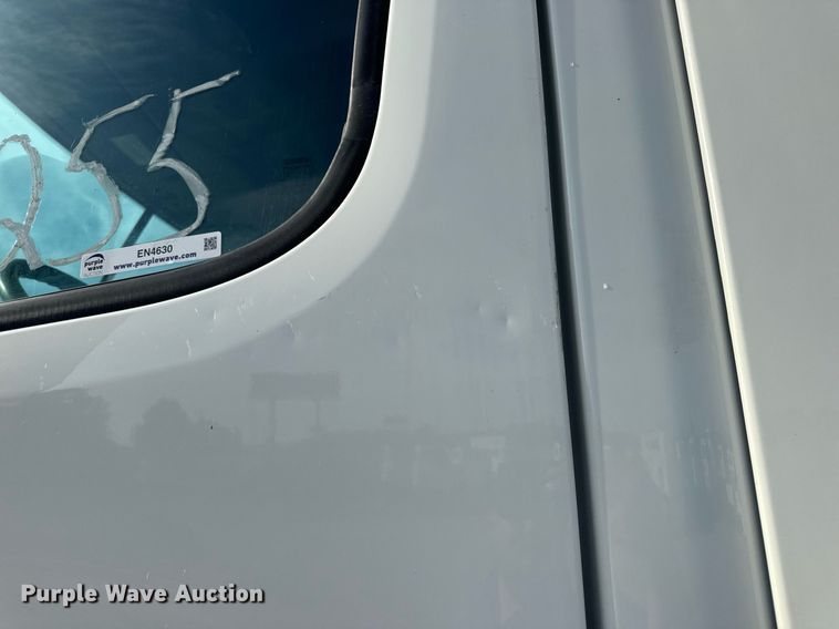 image for item EN4630 2015 Freightliner Cascadia 113 semi truck