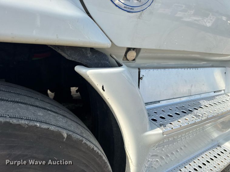 image for item EN4630 2015 Freightliner Cascadia 113 semi truck