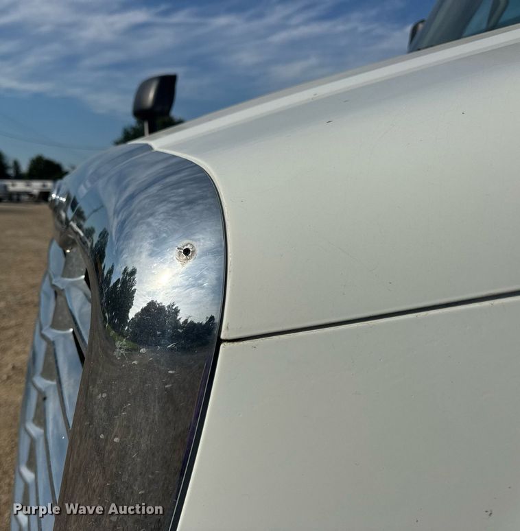 image for item EN4630 2015 Freightliner Cascadia 113 semi truck