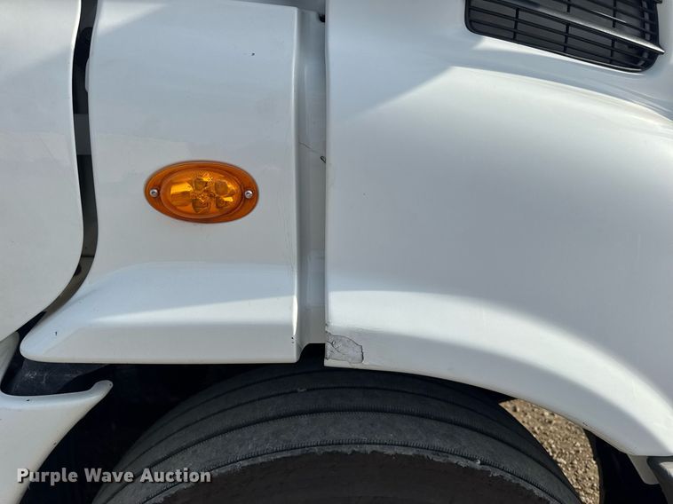 image for item EN4630 2015 Freightliner Cascadia 113 semi truck