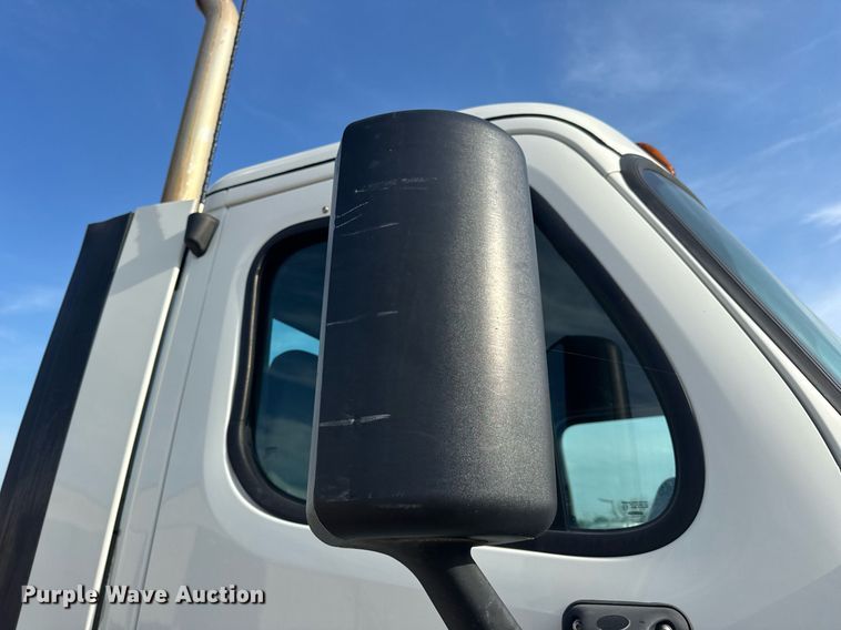 image for item EN4630 2015 Freightliner Cascadia 113 semi truck