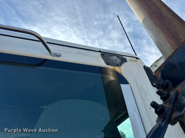 image for item EN4630 2015 Freightliner Cascadia 113 semi truck