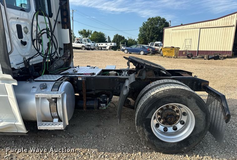 image for item EN4630 2015 Freightliner Cascadia 113 semi truck