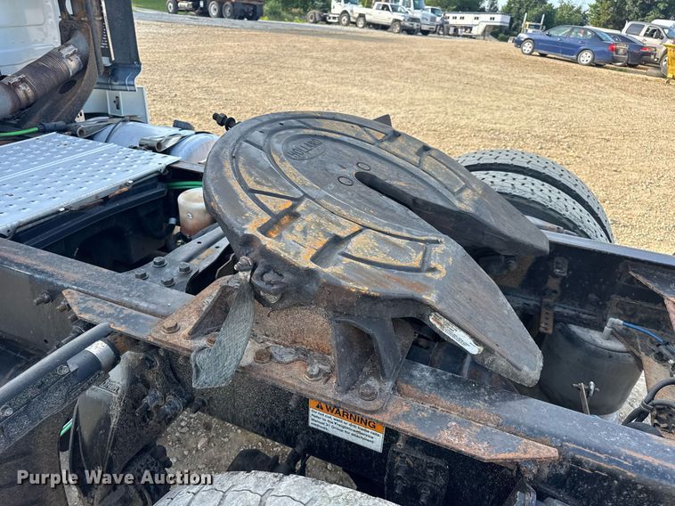 image for item EN4630 2015 Freightliner Cascadia 113 semi truck