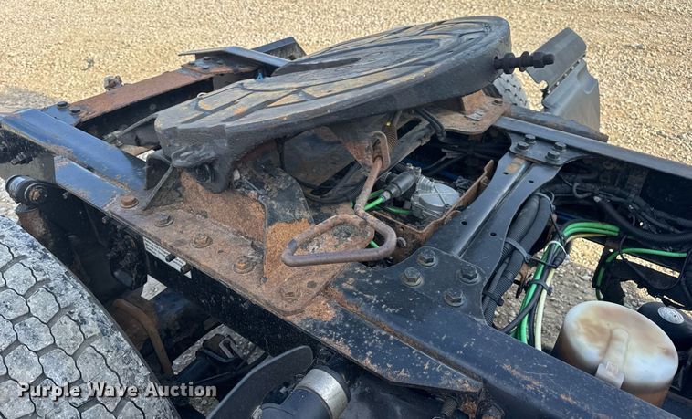 image for item EN4630 2015 Freightliner Cascadia 113 semi truck