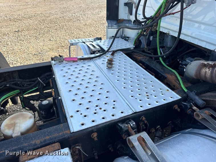 image for item EN4630 2015 Freightliner Cascadia 113 semi truck