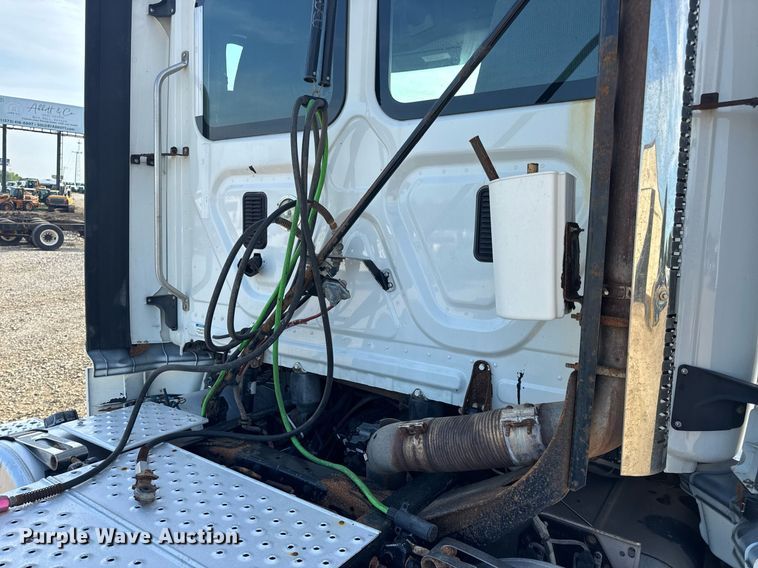 image for item EN4630 2015 Freightliner Cascadia 113 semi truck