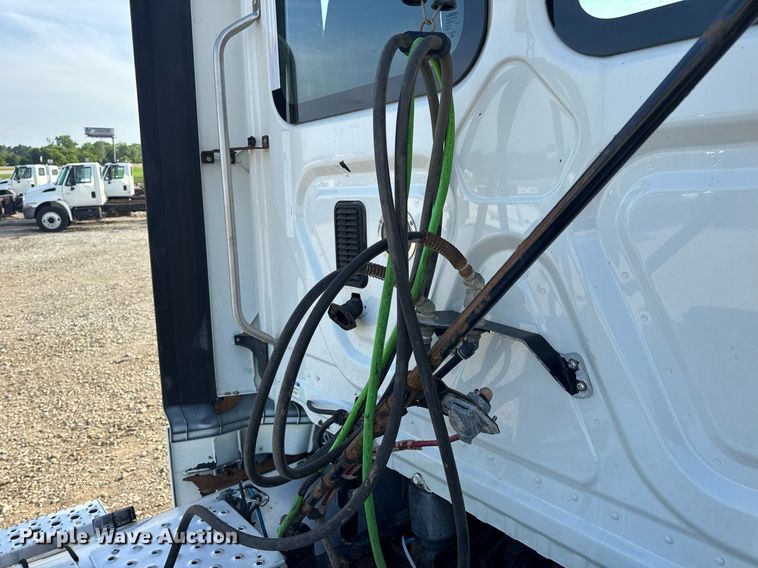 image for item EN4630 2015 Freightliner Cascadia 113 semi truck