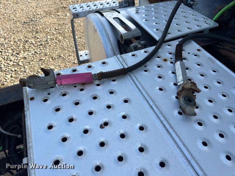 image for item EN4630 2015 Freightliner Cascadia 113 semi truck