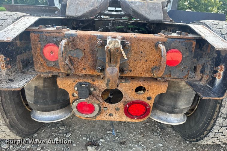 image for item EN4630 2015 Freightliner Cascadia 113 semi truck