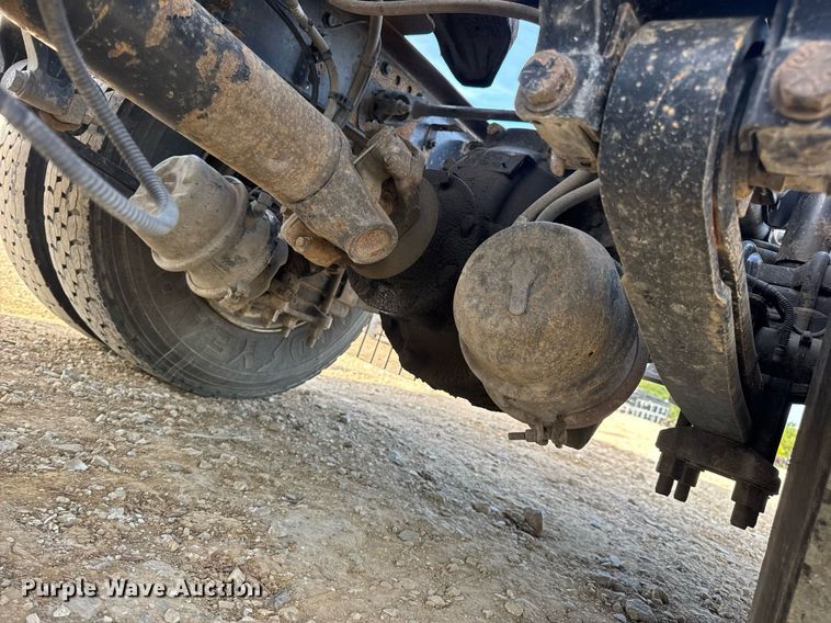 image for item EN4630 2015 Freightliner Cascadia 113 semi truck