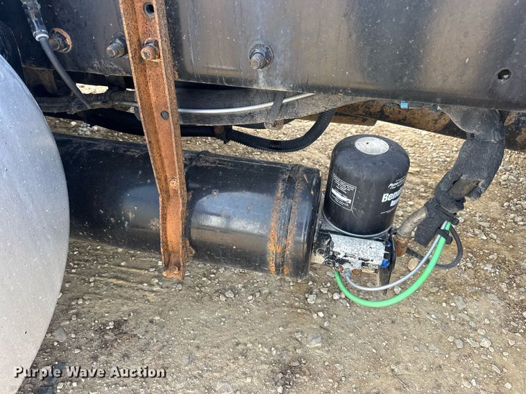 image for item EN4630 2015 Freightliner Cascadia 113 semi truck