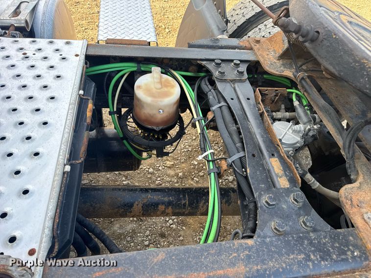 image for item EN4630 2015 Freightliner Cascadia 113 semi truck