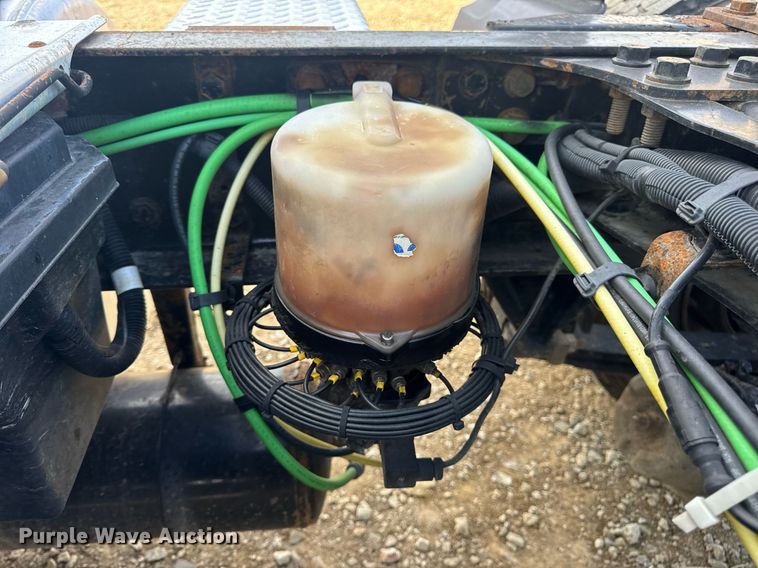 image for item EN4630 2015 Freightliner Cascadia 113 semi truck