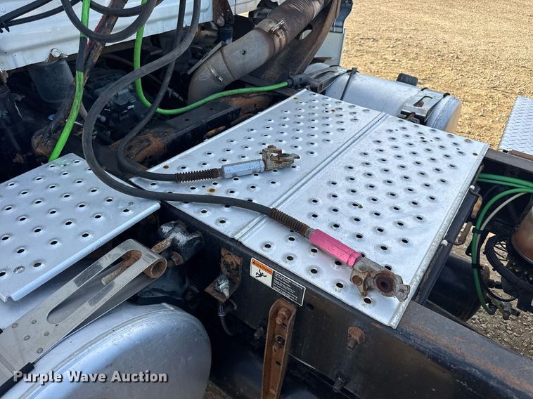 image for item EN4630 2015 Freightliner Cascadia 113 semi truck