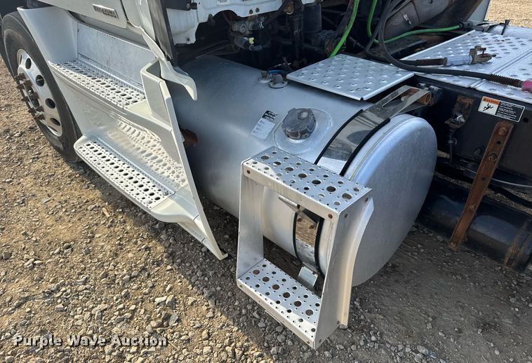 image for item EN4630 2015 Freightliner Cascadia 113 semi truck