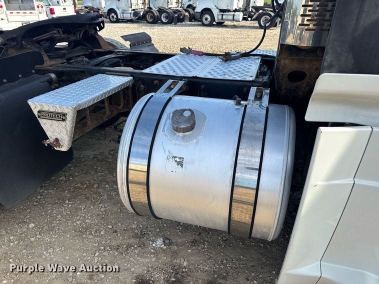 image for item EN4630 2015 Freightliner Cascadia 113 semi truck