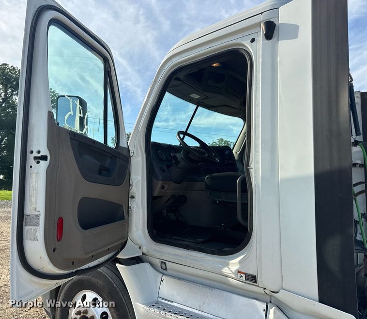 image for item EN4630 2015 Freightliner Cascadia 113 semi truck