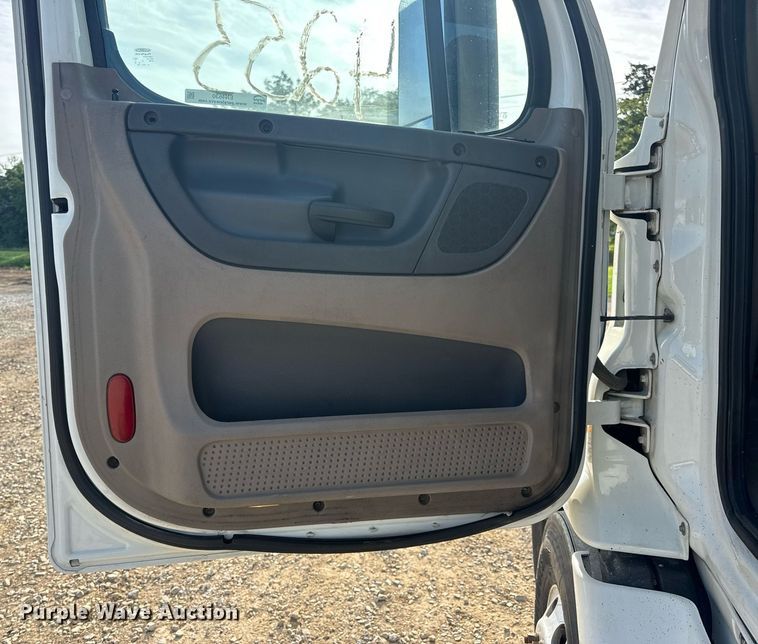 image for item EN4630 2015 Freightliner Cascadia 113 semi truck