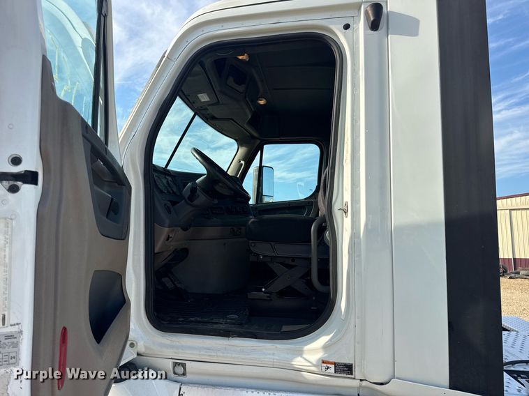 image for item EN4630 2015 Freightliner Cascadia 113 semi truck