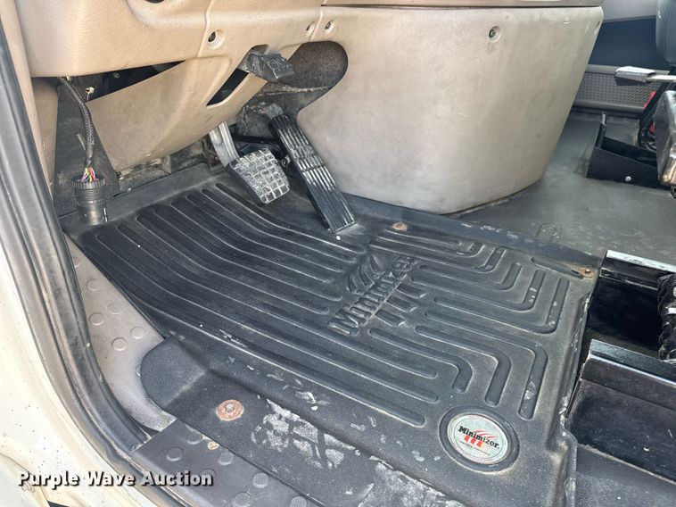 image for item EN4630 2015 Freightliner Cascadia 113 semi truck