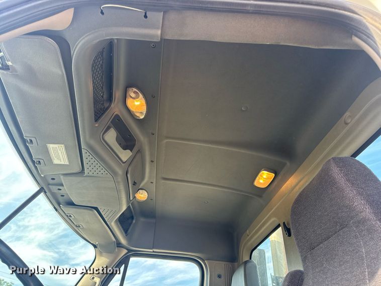 image for item EN4630 2015 Freightliner Cascadia 113 semi truck