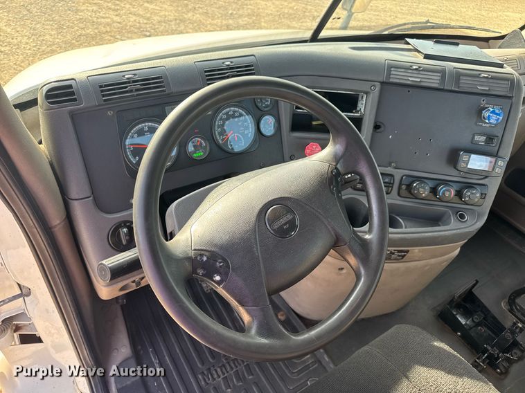 image for item EN4630 2015 Freightliner Cascadia 113 semi truck