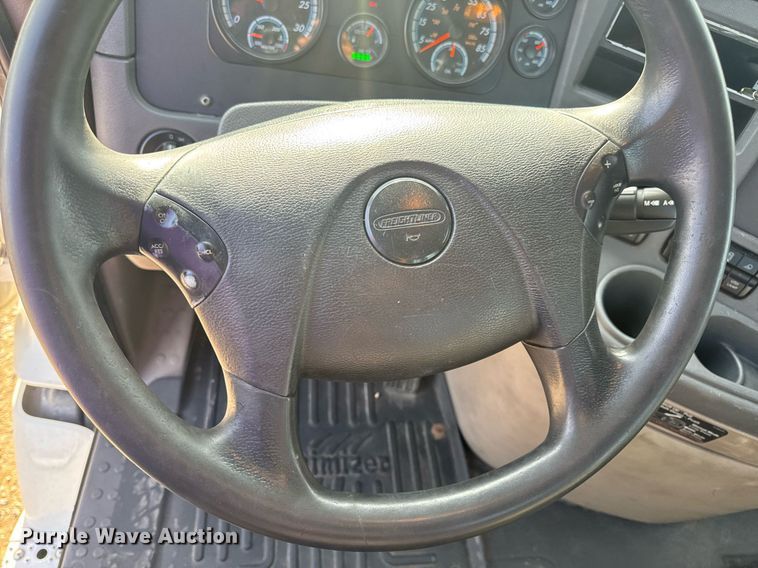 image for item EN4630 2015 Freightliner Cascadia 113 semi truck