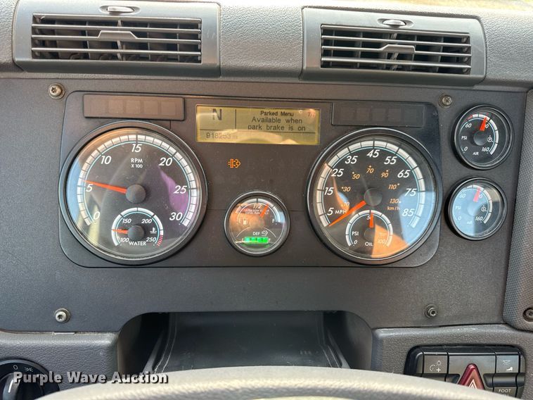 image for item EN4630 2015 Freightliner Cascadia 113 semi truck