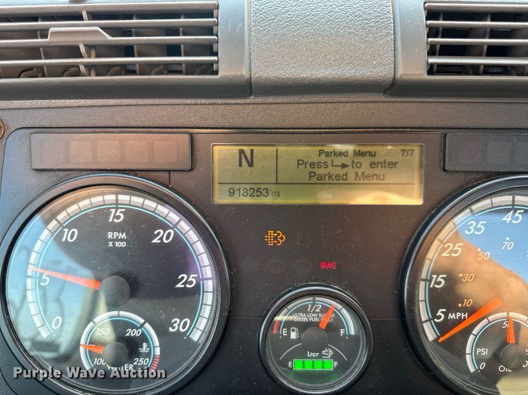 image for item EN4630 2015 Freightliner Cascadia 113 semi truck