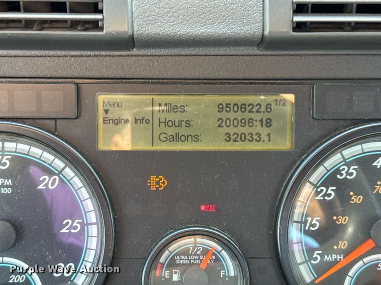 image for item EN4630 2015 Freightliner Cascadia 113 semi truck