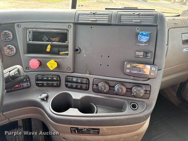 image for item EN4630 2015 Freightliner Cascadia 113 semi truck