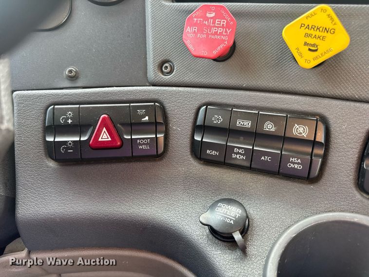 image for item EN4630 2015 Freightliner Cascadia 113 semi truck