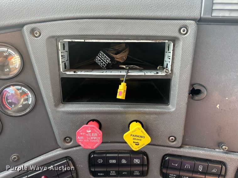 image for item EN4630 2015 Freightliner Cascadia 113 semi truck