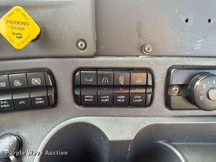 image for item EN4630 2015 Freightliner Cascadia 113 semi truck