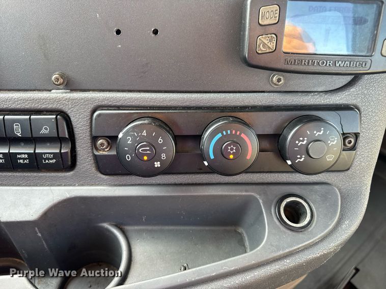 image for item EN4630 2015 Freightliner Cascadia 113 semi truck