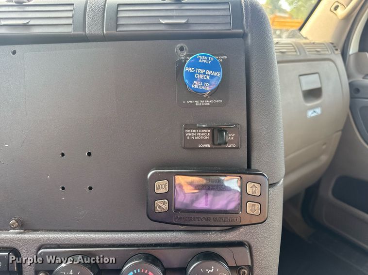 image for item EN4630 2015 Freightliner Cascadia 113 semi truck