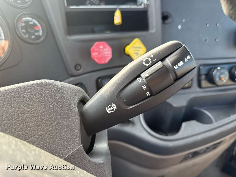 image for item EN4630 2015 Freightliner Cascadia 113 semi truck