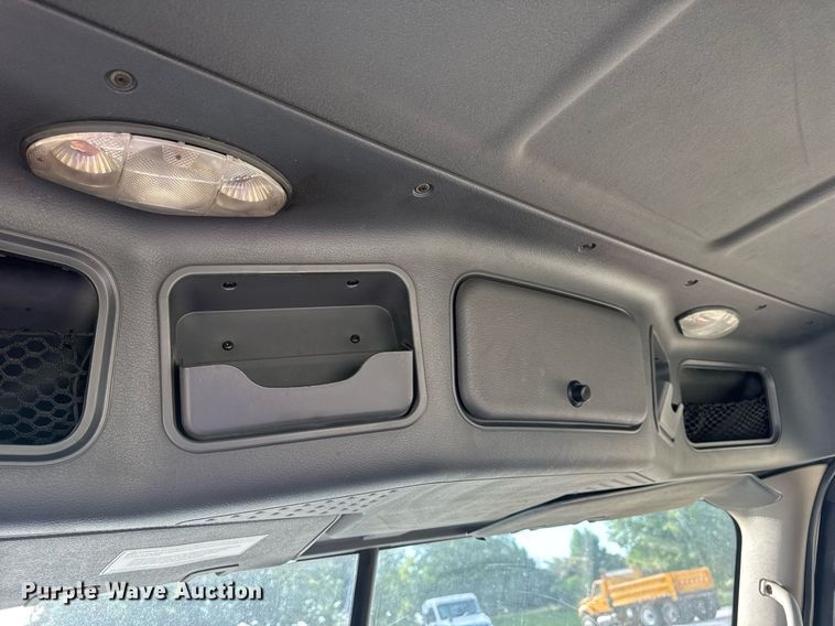 image for item EN4630 2015 Freightliner Cascadia 113 semi truck