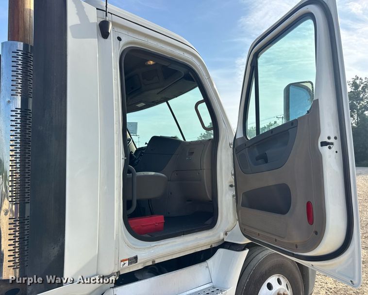 image for item EN4630 2015 Freightliner Cascadia 113 semi truck