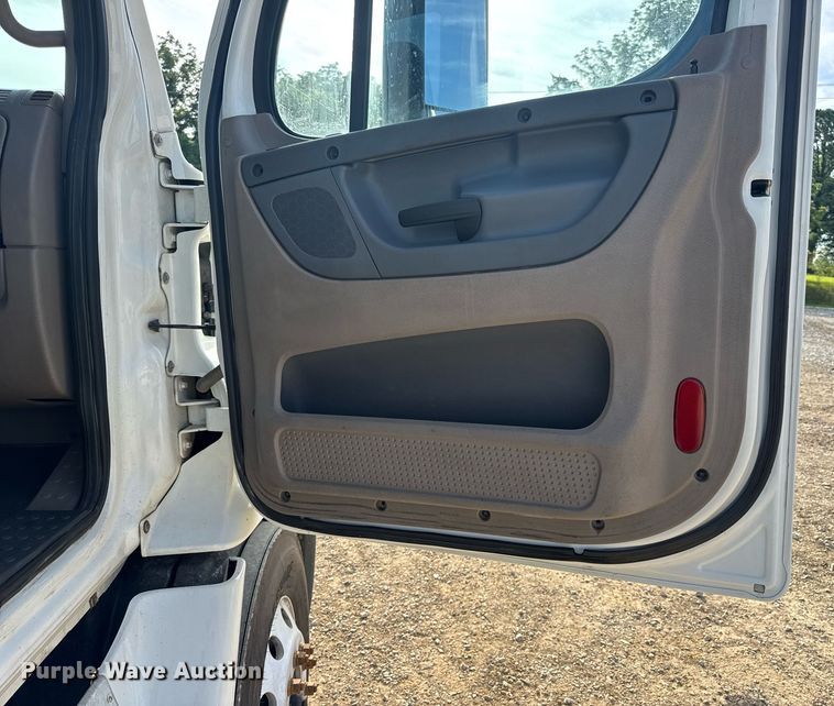 image for item EN4630 2015 Freightliner Cascadia 113 semi truck