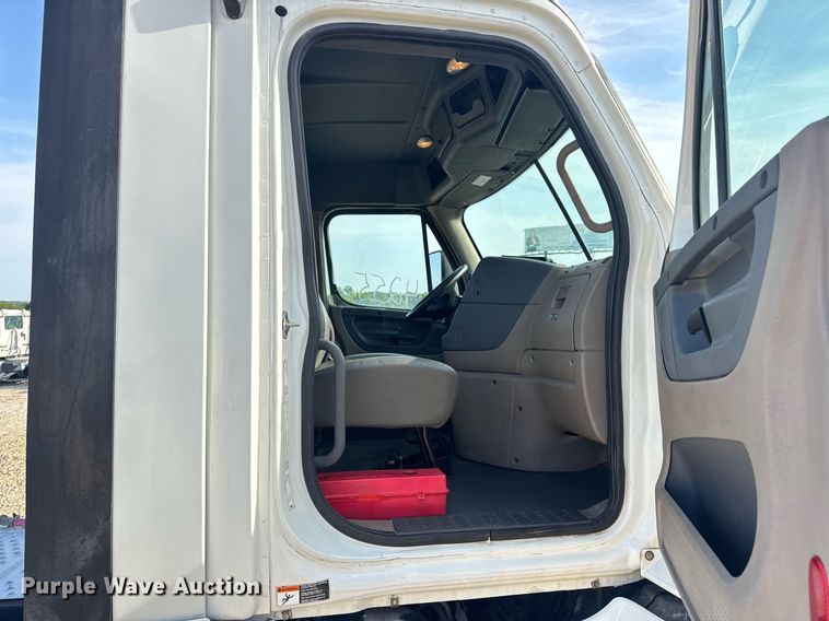 image for item EN4630 2015 Freightliner Cascadia 113 semi truck