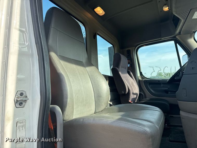 image for item EN4630 2015 Freightliner Cascadia 113 semi truck