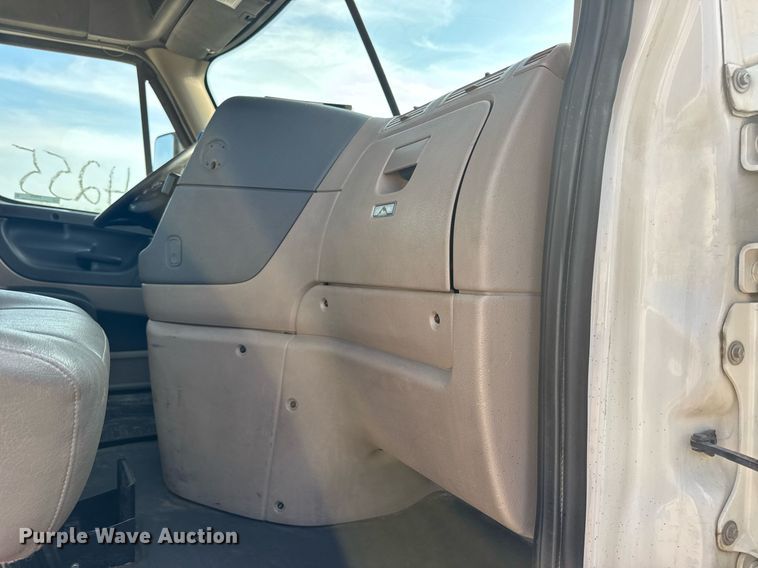 image for item EN4630 2015 Freightliner Cascadia 113 semi truck