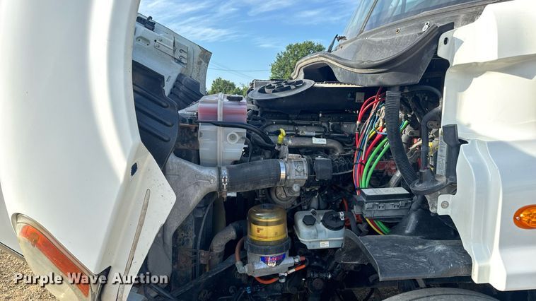 image for item EN4630 2015 Freightliner Cascadia 113 semi truck