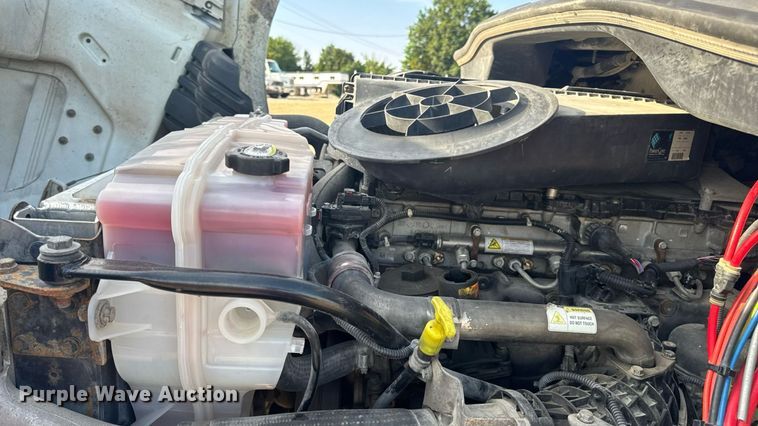 image for item EN4630 2015 Freightliner Cascadia 113 semi truck