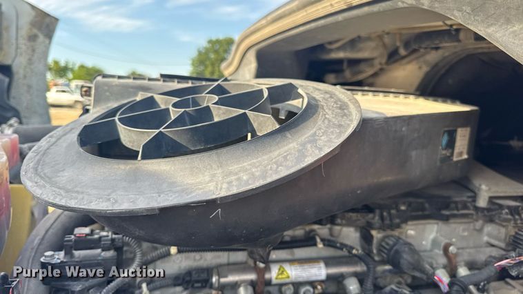 image for item EN4630 2015 Freightliner Cascadia 113 semi truck