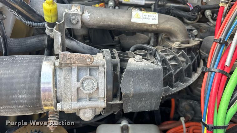 image for item EN4630 2015 Freightliner Cascadia 113 semi truck