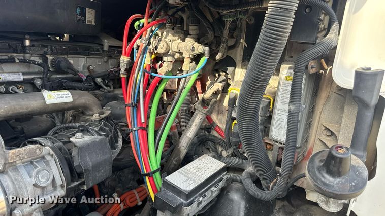 image for item EN4630 2015 Freightliner Cascadia 113 semi truck