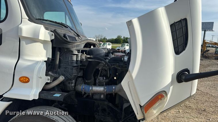 image for item EN4630 2015 Freightliner Cascadia 113 semi truck